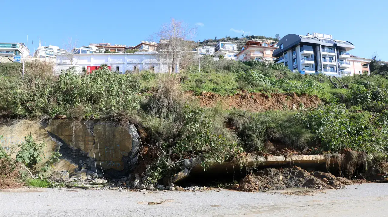 Alanya'da Toprak Kayması Anı Görüntülendi 5